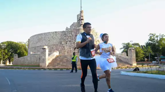 Una pareja sorprendió al vestirse como novios rumbo al altar Una pareja sorprendió al vestirse como novios rumbo al altar