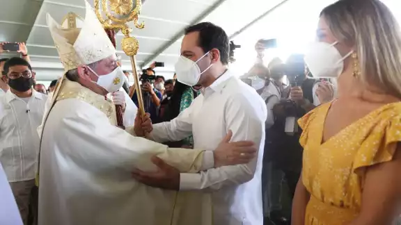 Vila Dosal estuvo acompañado de su esposa María Eugenia Ortiz Abraham durante el evento realizado en el Pueblo Mágico de Izamal Vila Dosal estuvo acompañado de su esposa María Eugenia Ortiz Abraham durante el evento realizado en el Pueblo Mágico de Izamal
