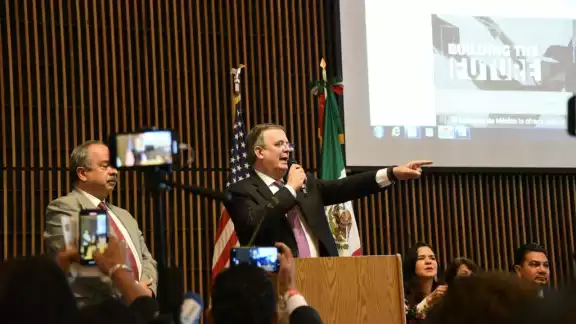 El canciller Marcelo Ebrard, en Los Ángeles, en el marco de la IX Cumbre de las Américas