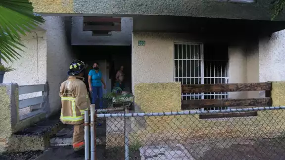 El cuerpo de bomberos demoró varios minutos en sofocar el fuego El cuerpo de bomberos demoró varios minutos en sofocar el fuego