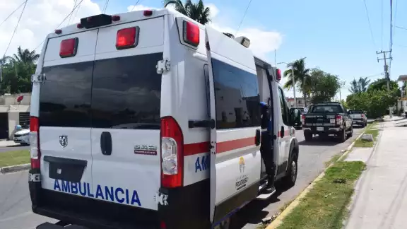 Los servicios de emergencia tuvieron que atender a la persona del "vocho". Foto: Jesús López Los servicios de emergencia tuvieron que atender a la persona del "vocho". Foto: Jesús López