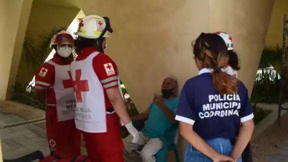 Paramédicos de la Cruz Roja atendieron al hombre de 83 años Paramédicos de la Cruz Roja atendieron al hombre de 83 años