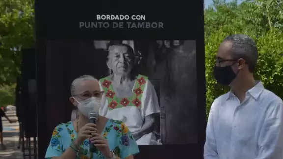 La muestra también consiste en una serie de fotografías donde se aprecian los huipiles con las diferentes puntadas
