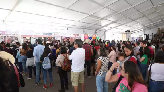 Rogerio Castro convivió con las jefas de familia, a quienes platicó sobre los nuevos beneficios Rogerio Castro convivió con las jefas de familia, a quienes platicó sobre los nuevos beneficios