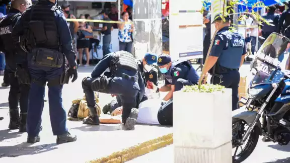 Los policías lograron someter al hombre, para luego ser detenido Los policías lograron someter al hombre, para luego ser detenido