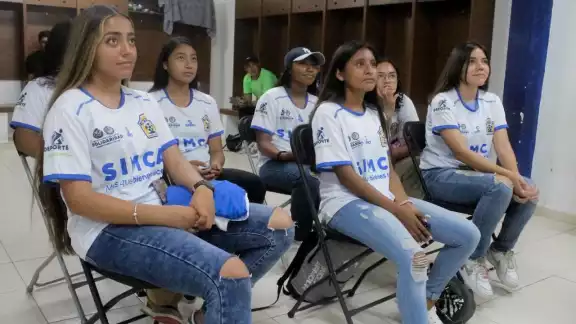 Charlyn Corra, Pichichi en LaLiga, convive con jugadoras del Inter Playa del Carmen