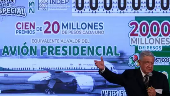 El Presidente posa con un ‘cachito’ para la rifa del avión presidencia (Cuartoscuro) El Presidente posa con un ‘cachito’ para la rifa del avión presidencia (Cuartoscuro)