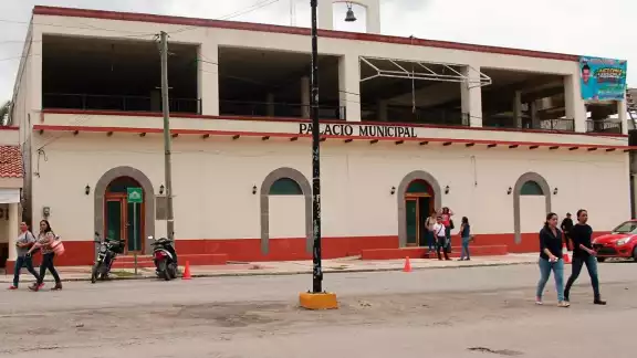 José Contreras Méndez asumió la Alcaldía del Bacalar en 2021, y según pobladores, se ha dedicado a viajar que a atender los problemas del municipio José Contreras Méndez asumió la Alcaldía del Bacalar en 2021, y según pobladores, se ha dedicado a viajar que a atender los problemas del municipio