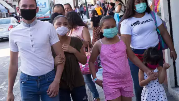 Dos de cada 100 infectados se contagió por contactos ajenos al hogar; uno de cada 10 se infectó por sus propias familias.