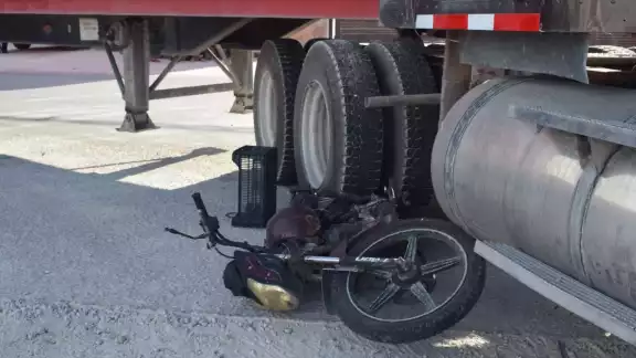 La moto quedó abajo de la llanta del tráiler. Foto: Jesús López La moto quedó abajo de la llanta del tráiler. Foto: Jesús López