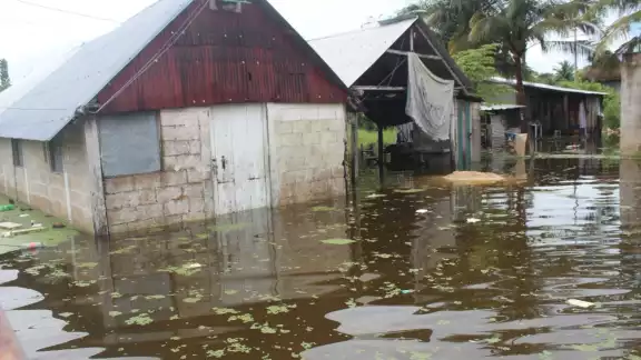 Las inundaciones han afectado al menos tres cuadras a la redonda en la comunidad Foto: Manuel Collí Las inundaciones han afectado al menos tres cuadras a la redonda en la comunidad Foto: Manuel Collí