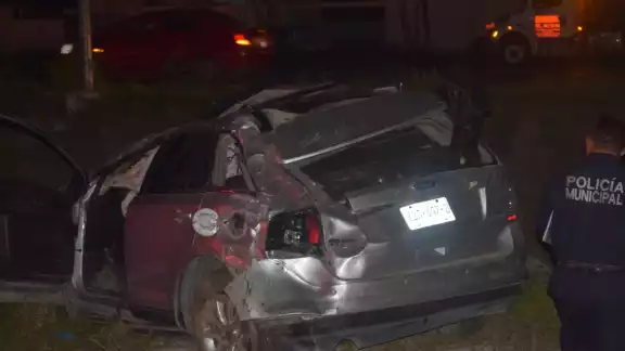 Un auto perdió el control en la carretera Progreso - Mérida y terminó estampándose fuera del camino Un auto perdió el control en la carretera Progreso - Mérida y terminó estampándose fuera del camino