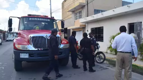 Al lugar llegaron elementos de bomberos para sofocar las llamas Al lugar llegaron elementos de bomberos para sofocar las llamas