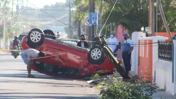La conductora perdió el control del volante, se subió a la acera de la calle y derribó un poste de madera La conductora perdió el control del volante, se subió a la acera de la calle y derribó un poste de madera