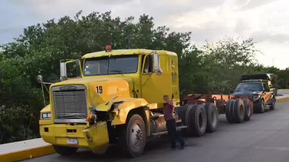 Dos tráilers provocaron un accidente en la entrada de Progreso Dos tráilers provocaron un accidente en la entrada de Progreso