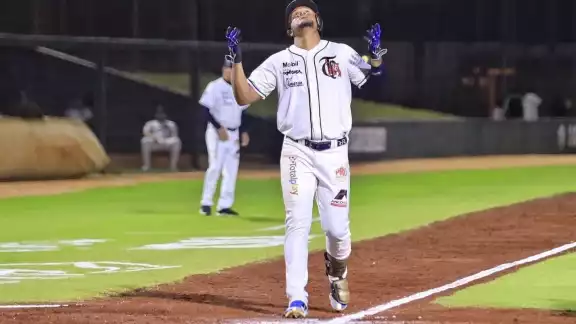 Los melenudos tomaron la manija del duelo desde el primer episodio