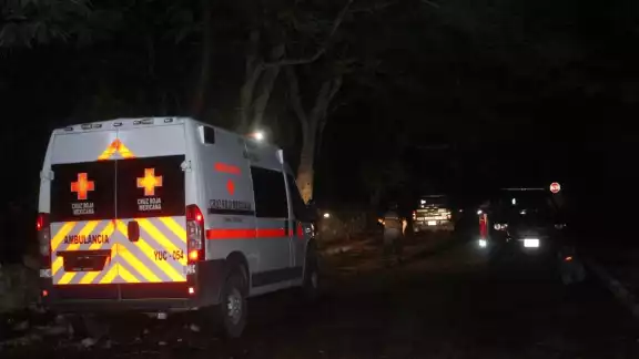 Al,lugar llegaron servicios de emergencia de la Cruz Roja, quienes vieron a la mujer con una herida de 25 cm. Foto: Carlos Euan