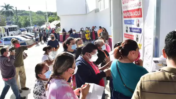 Fue cerca del mediodía, cuando por fin, pudieron ser atendidos por los médicos del ISSSTE Campeche Fue cerca del mediodía, cuando por fin, pudieron ser atendidos por los médicos del ISSSTE Campeche
