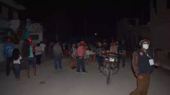 Los vecinos impidieron la salida del personal de CFE hasta que no les reconecten la luz Los vecinos impidieron la salida del personal de CFE hasta que no les reconecten la luz