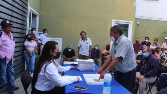 Los que libraron la tragedia en el hundimiento llevan 26 años de reclamo Los que libraron la tragedia en el hundimiento llevan 26 años de reclamo