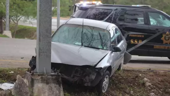 El auto terminó con daños más grandes al huir El auto terminó con daños más grandes al huir