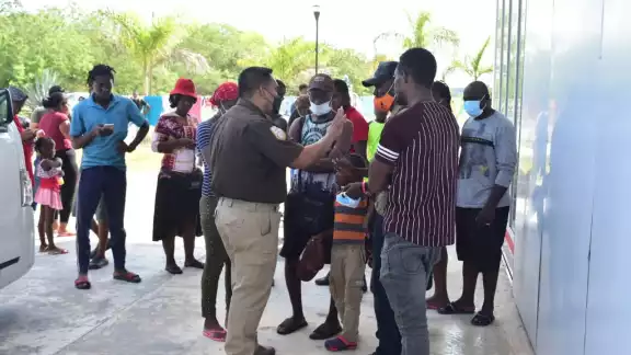 Actualmente, los migrantes se encuentran resguardados en las instalaciones de la Cancha Olímpica siglo XXIII Actualmente, los migrantes se encuentran resguardados en las instalaciones de la Cancha Olímpica siglo XXIII