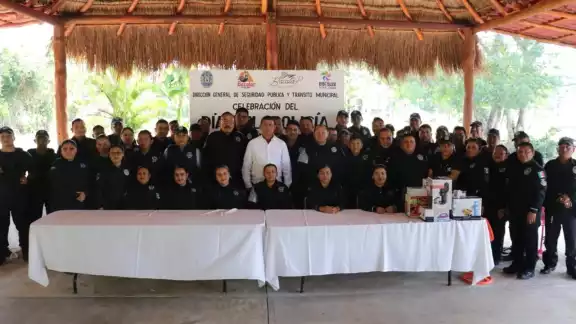 Aunado al aumento de sus percepciones, recibieron regalos
