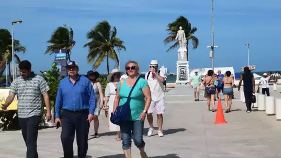 El navío atracó minutos previos a las 9:00 horas El navío atracó minutos previos a las 9:00 horas