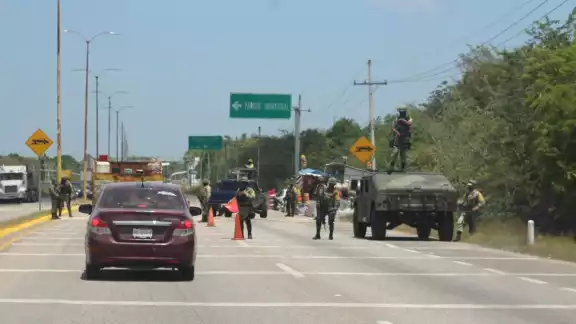 Elementos del Ejército Mexicano instalaron dos retenes de seguridad Elementos del Ejército Mexicano instalaron dos retenes de seguridad