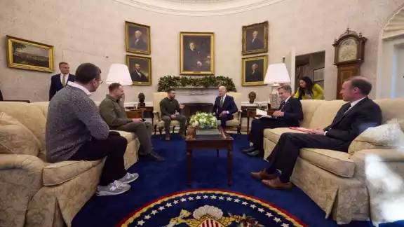 Zelenski entrega a Biden una medalla de un capitán del Ejército ucraniano Zelenski entrega a Biden una medalla de un capitán del Ejército ucraniano