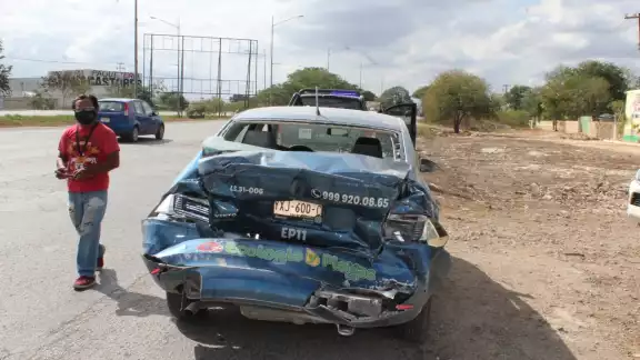 Uno de los autos terminó dañado en la parte trasera Uno de los autos terminó dañado en la parte trasera