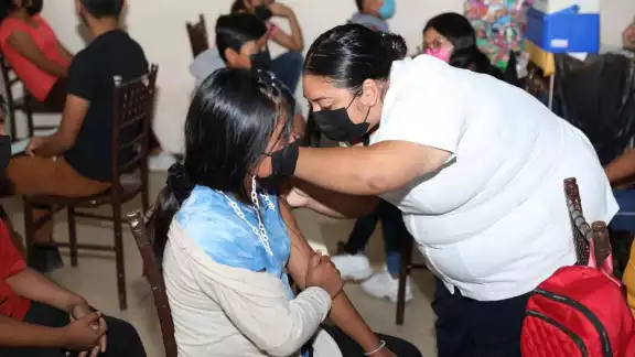 Jóvenes de 12 a 14 años de Yucatán reciben su primera dosis de la vacuna contra el COVID-19