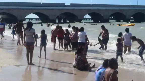 Miles de turistas llenan las playas de Progreso Miles de turistas llenan las playas de Progreso