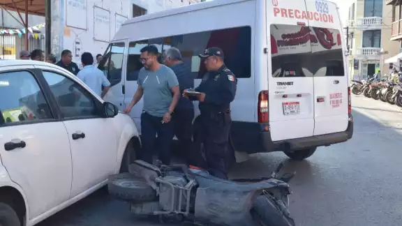 El conductor de la motocicleta resultó con lesiones y una crisis nerviosa tras el incidente El conductor de la motocicleta resultó con lesiones y una crisis nerviosa tras el incidente