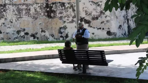 Autoridades auxiliaron a la abuelita para que las personas no le robaran su dinero Autoridades auxiliaron a la abuelita para que las personas no le robaran su dinero