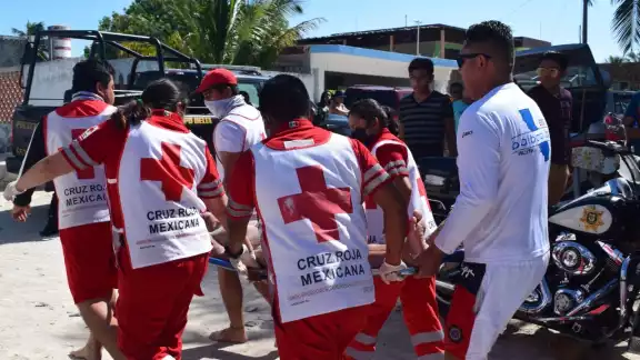 Elementos de emergencia auxiliaron al hombre que estuvo a puunto de ahogarse. Foto: Jesús López Elementos de emergencia auxiliaron al hombre que estuvo a puunto de ahogarse. Foto: Jesús López