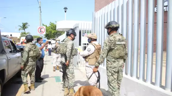 Durante el operativo los elementos de la Marina acudieron con un binomio canino Durante el operativo los elementos de la Marina acudieron con un binomio canino