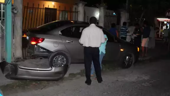 La parte trasera del auto terminó destrozada La parte trasera del auto terminó destrozada