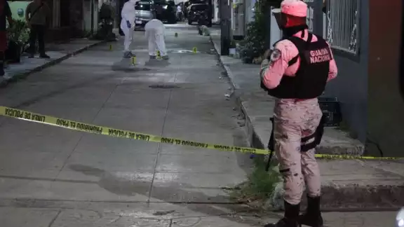 Balean a dos hombres afuera de un domicilio en Cancún Balean a dos hombres afuera de un domicilio en Cancún