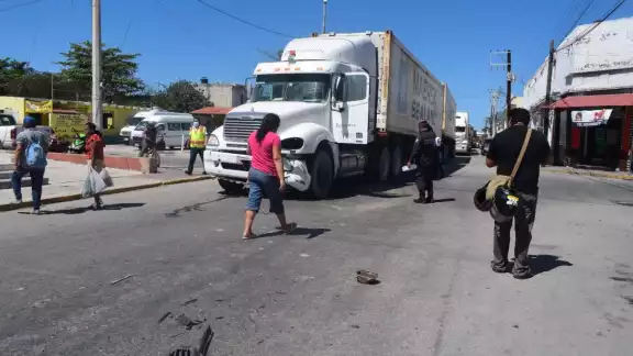 El conductor del tráiler se sintió mal, pues padece diabetes El conductor del tráiler se sintió mal, pues padece diabetes