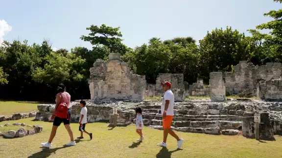 Pok-Tak-Pok y las Ruinas de El Rey; ambas ubicadas en la Zona Hotelera de Cancún Pok-Tak-Pok y las Ruinas de El Rey; ambas ubicadas en la Zona Hotelera de Cancún
