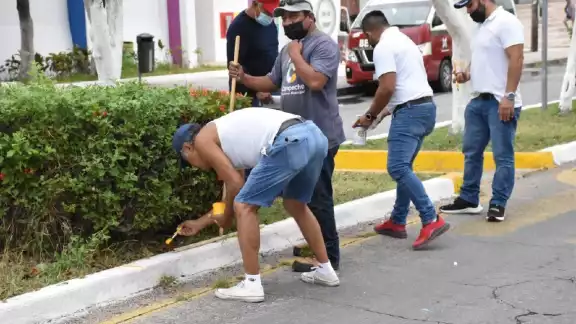 Personal del ayuntamiento se encuentra delimitando cada uno de los espacios que se ocuparán para el Paseo de Reyes 2022