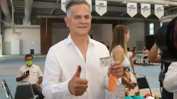 Arturo Diez de Movimiento Ciudadano se presentó a votar acompañado de su familia. Foto: @Arturo10Gtz