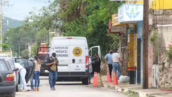 El cráneo humado fue encontrado esta mañana en la puerta de una refaccionaria en Ticul El cráneo humado fue encontrado esta mañana en la puerta de una refaccionaria en Ticul