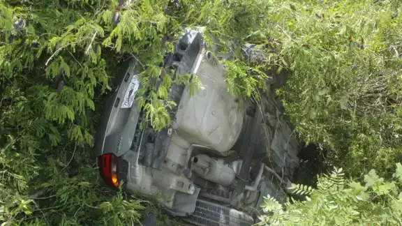 El vehículo resultó con daños considerables tras el accidente en el Periférico Valladolid-Mérida a la altura de una comisaría en Tizimín El vehículo resultó con daños considerables tras el accidente en el Periférico Valladolid-Mérida a la altura de una comisaría en Tizimín