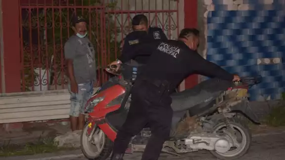 Una unidad tipo ambulancia llegó para atender a ambos por vía de los paramédicos en turno Una unidad tipo ambulancia llegó para atender a ambos por vía de los paramédicos en turno