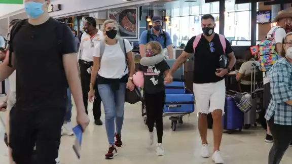 'Chaco' Giménez llegó acompañado al aeropuerto de Cancún 'Chaco' Giménez llegó acompañado al aeropuerto de Cancún