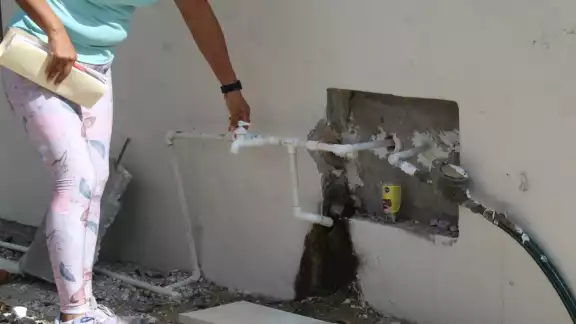 Hay una bomba que serviría para dotar de agua al suburbio, pero nadie sabe por qué no funciona Hay una bomba que serviría para dotar de agua al suburbio, pero nadie sabe por qué no funciona