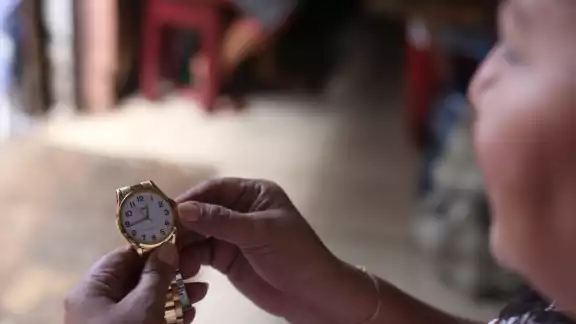 Este sábado 29, antes de acostarse dormir, se deberá atrasar el reloj una hora