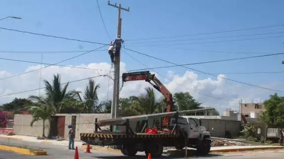 Los trabajos de la empresa DYSEMSA, de Mérida, consisten en cambios de poste, cableado, conductores, e instalación de transformadores Los trabajos de la empresa DYSEMSA, de Mérida, consisten en cambios de poste, cableado, conductores, e instalación de transformadores
